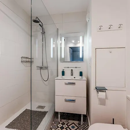 Pereire: T2 Face A La Avec Balcon Et Parking - Fr-1-433-150 Αρασόν