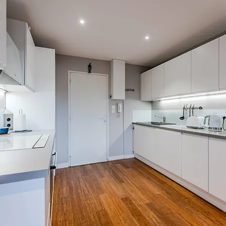 Pereire: T2 Face A La Avec Balcon Et Parking - Fr-1-433-150 Apartament