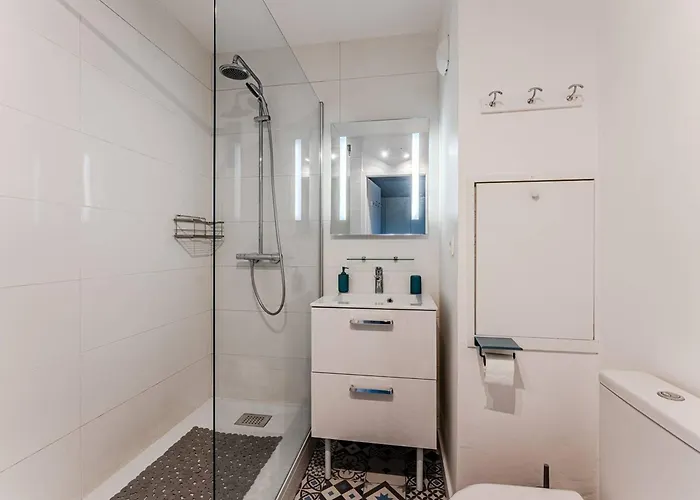 Pereire: T2 Face A La Avec Balcon Et Parking - Fr-1-433-150 アルカション